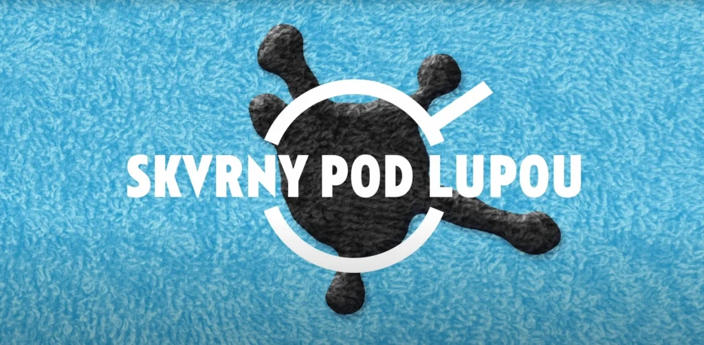 Logo kanálu Skvrny pod lupou: černá skvrna pod lupou na modrém pozadí připomínajícím texturu látky.