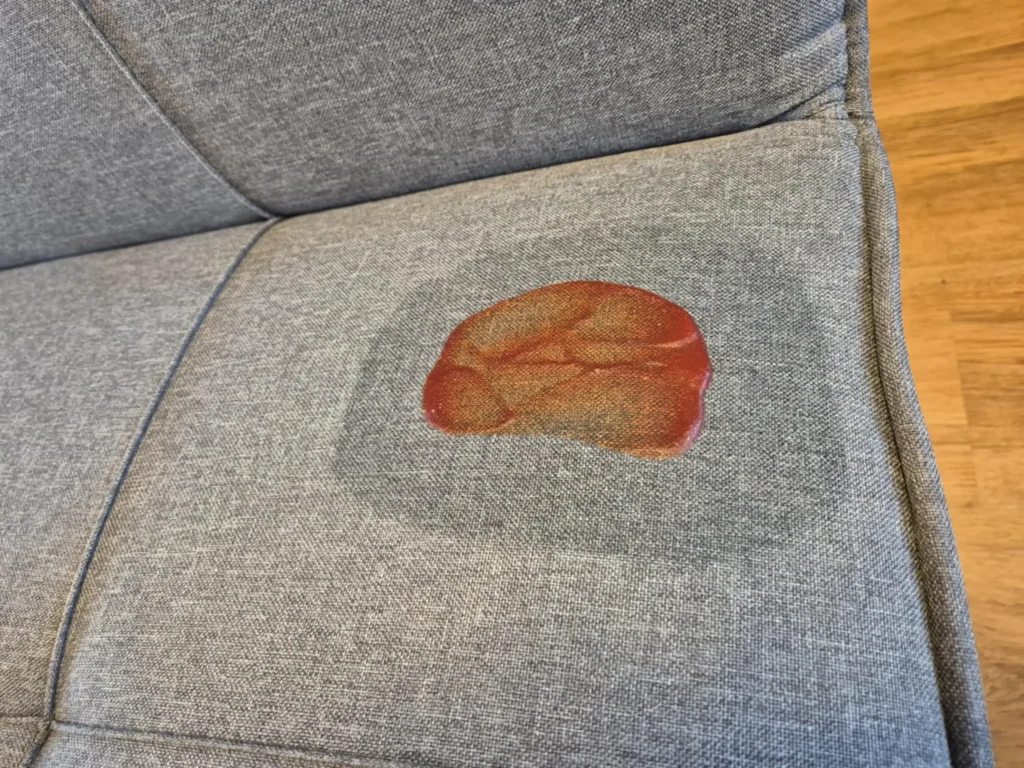 Test čištění kečupu ze sedačky – ověřujeme nejlepší způsob odstranění skvrn.