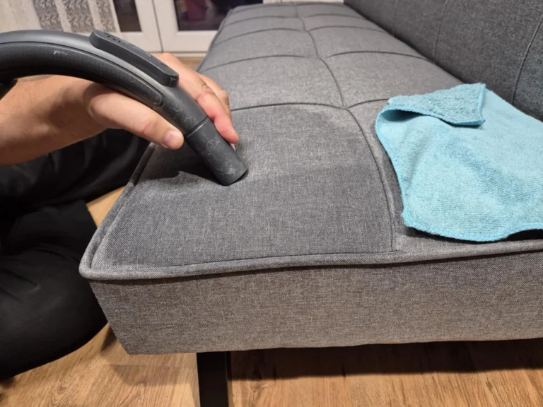 Domácí vysávání látkové sedačky před čištěním – test účinnosti.