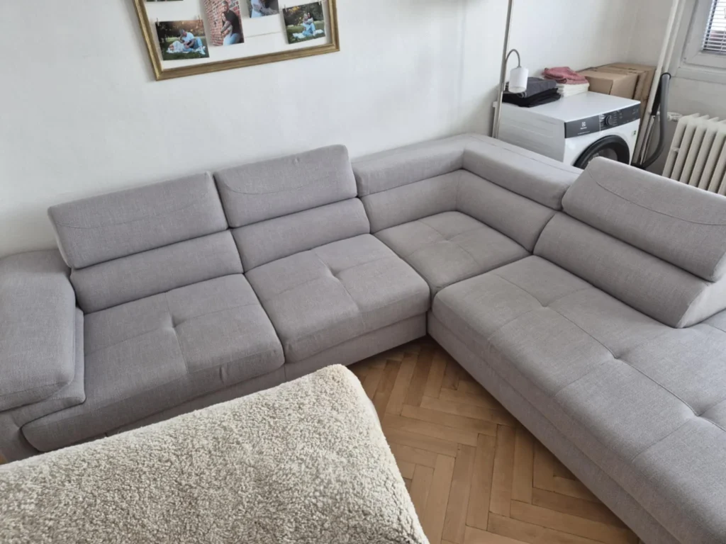 Celá sedačka ve tvaru L po čištění v Nymburku, čistá a svěží.