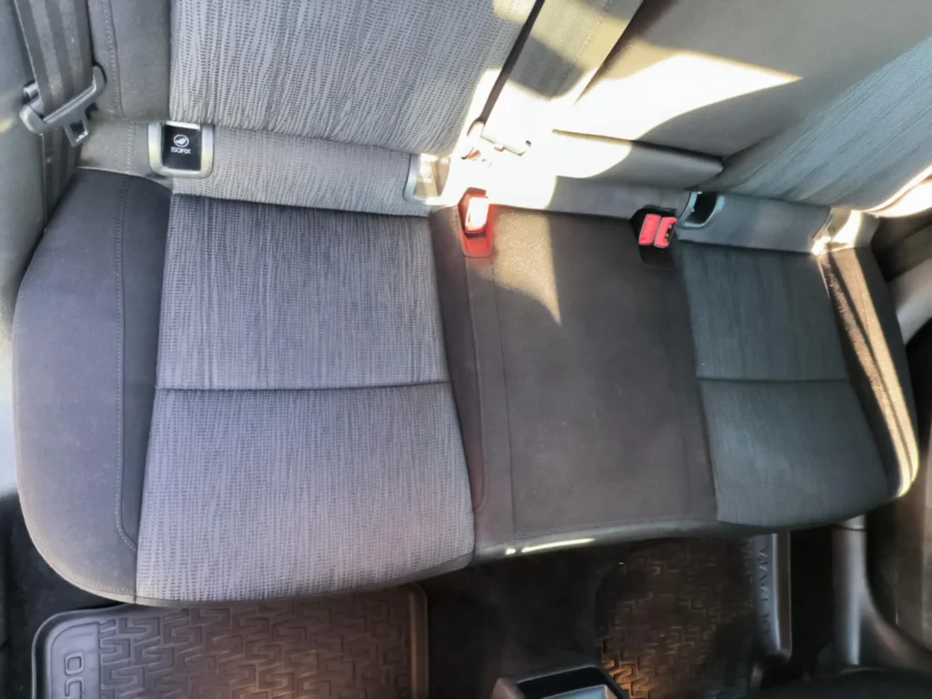 Čisté a dezinfikované autosedačky po profesionálním hloubkovém čištění a tepování – Úklidy Aladin, specialista na odstranění skvrn, zápachu a chlupů z autosedaček a interiéru vozidel.