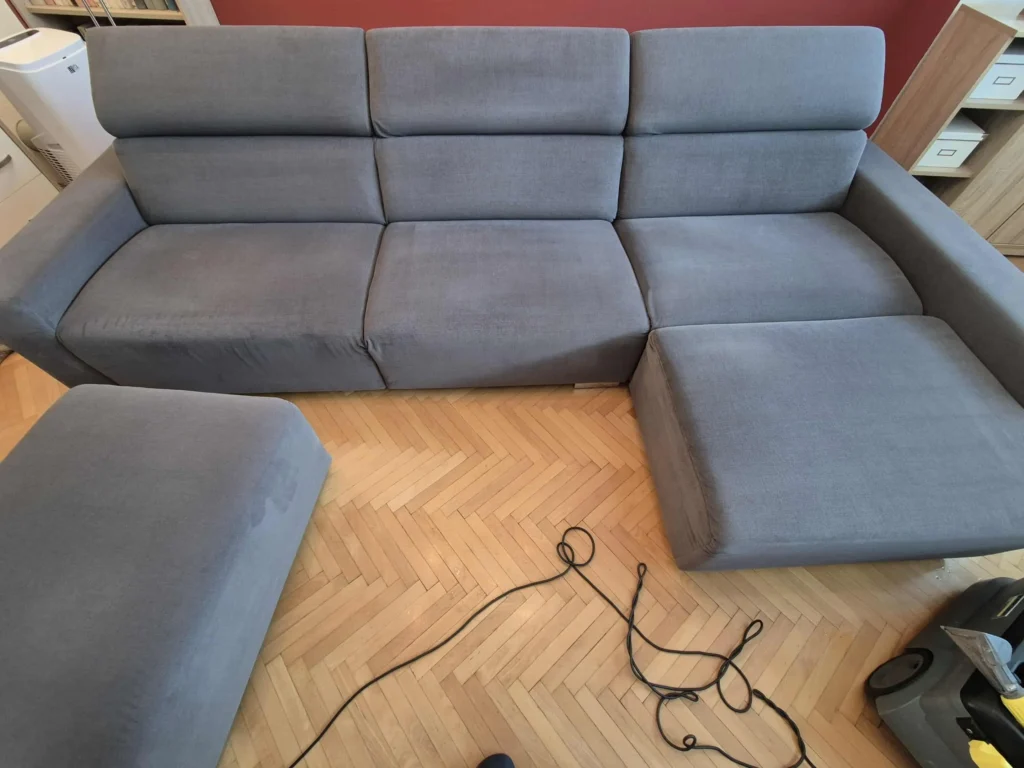 Vyčištěná pohovka po odstranění nečistot v Pardubicích – látka znovu čistá, svěží a bez šedého nádechu.