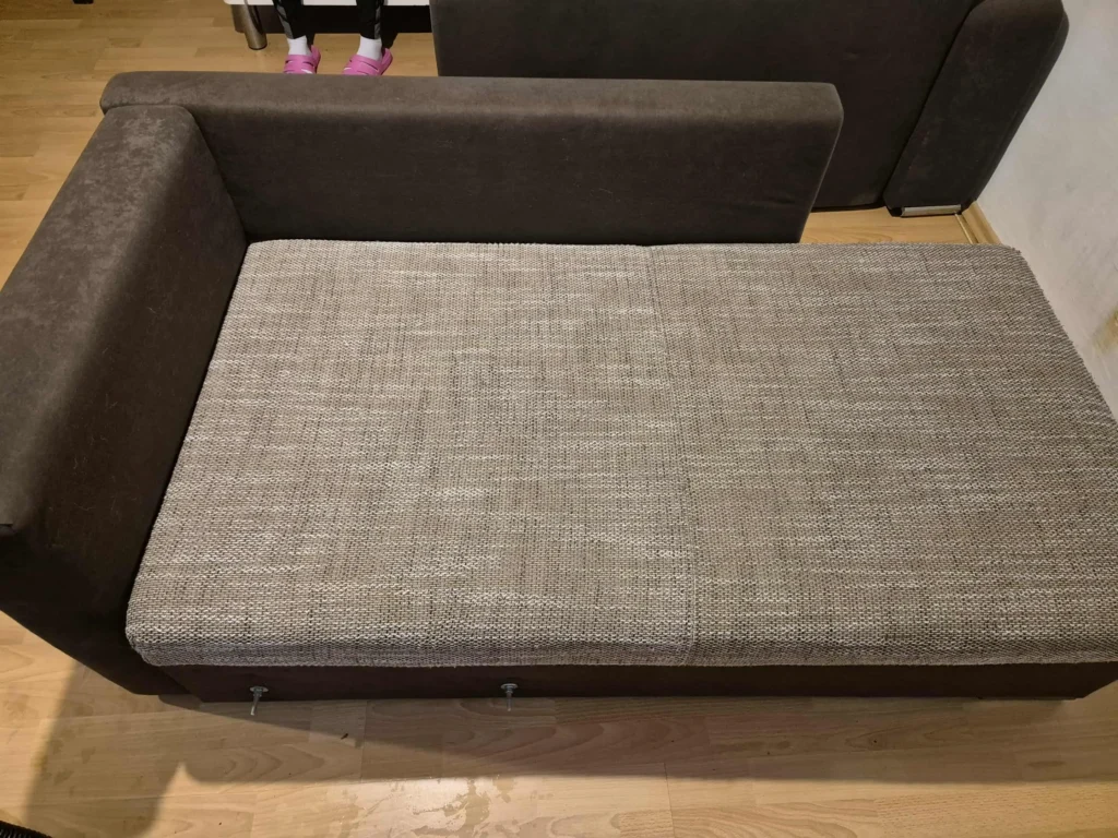 Detail čisté sedací soupravy po profesionálním hloubkovém čištění v Mladé Boleslavi.