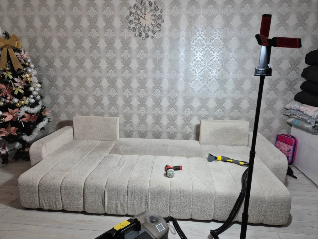 Profesionální LED osvětlení při čištění sedačky – odhalení detailů a znečištění čalounění.
