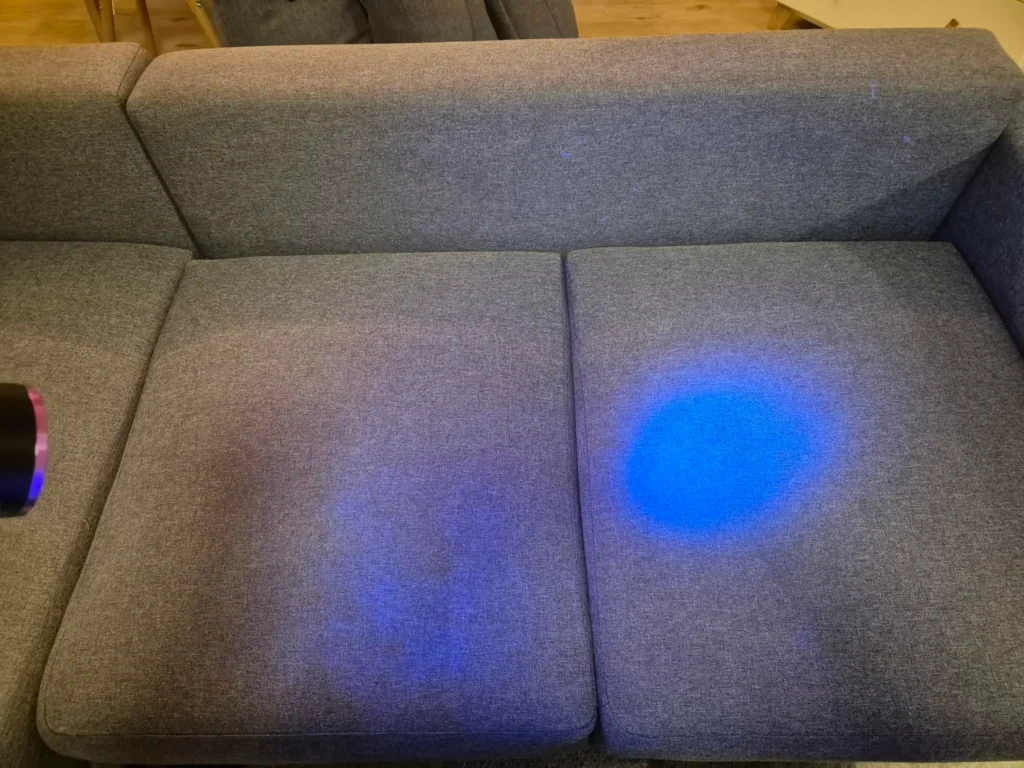 Perfektně čistá sedačka po čištění, UV lampa potvrzuje absenci skvrn a nečistot.