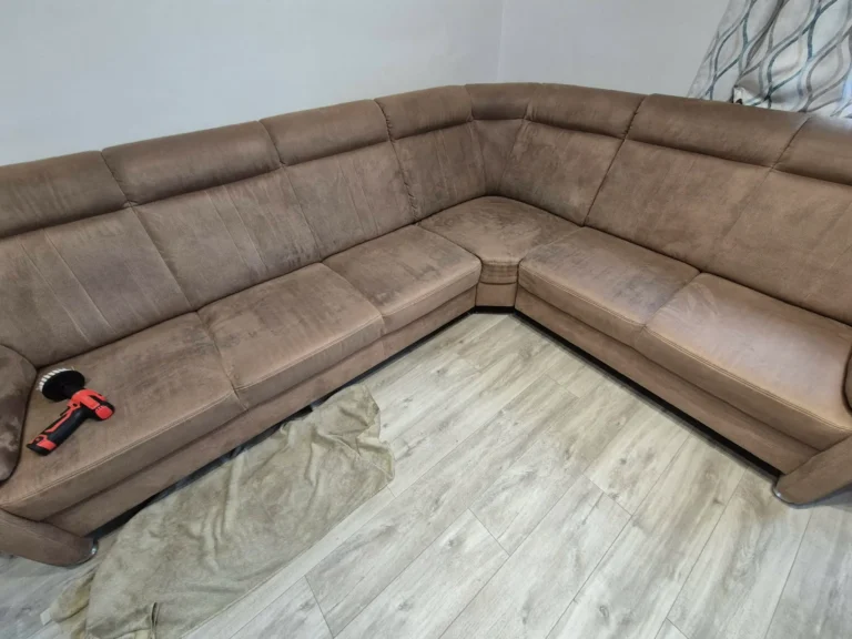 Znečištěná sedačka před profesionálním hloubkovým čištěním