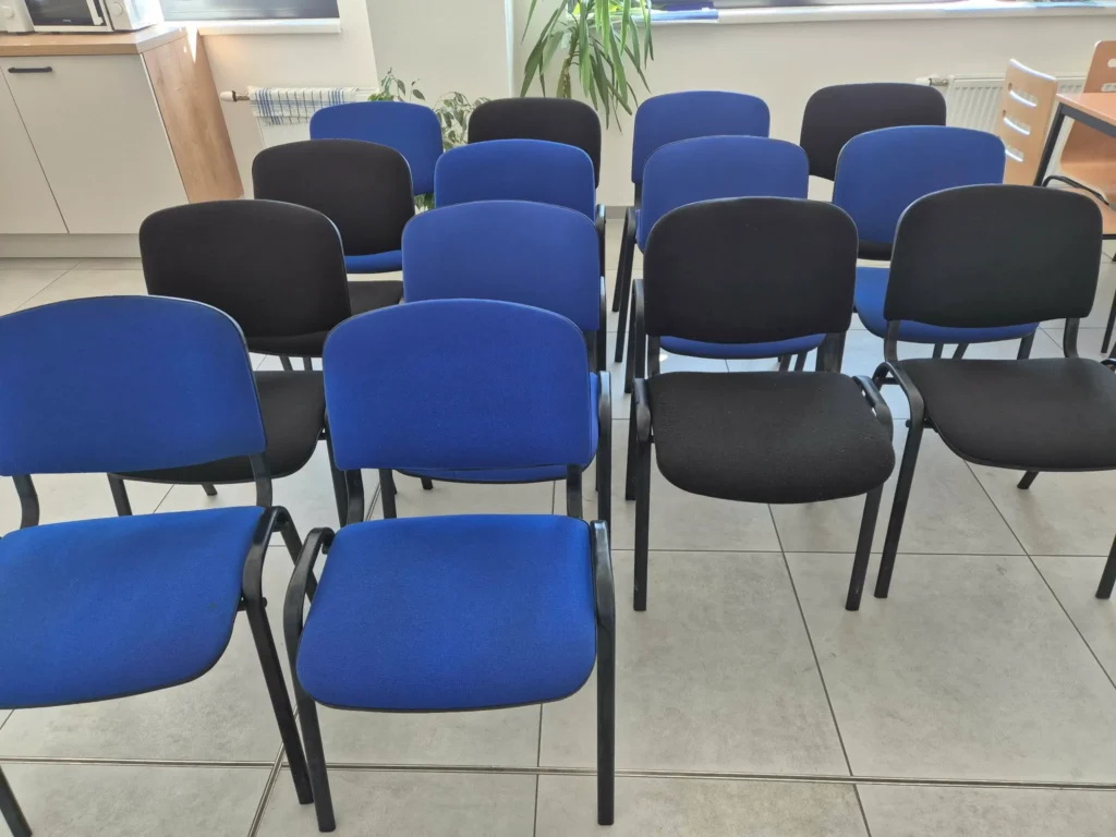 Vyčištěné kancelářské a konferenční židle po hloubkovém čištění