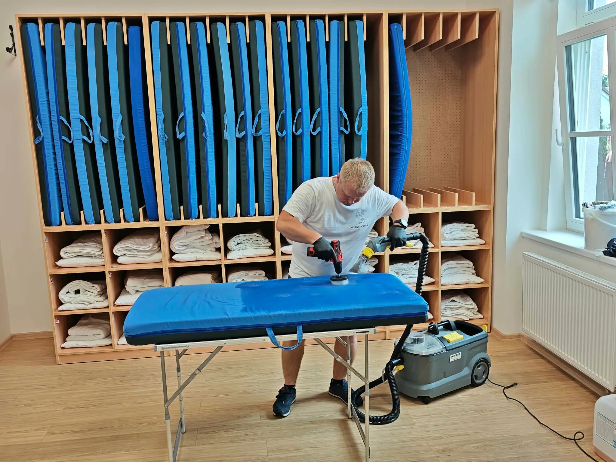 Hloubkové extrakční čištění dětské matrace v mateřské škole