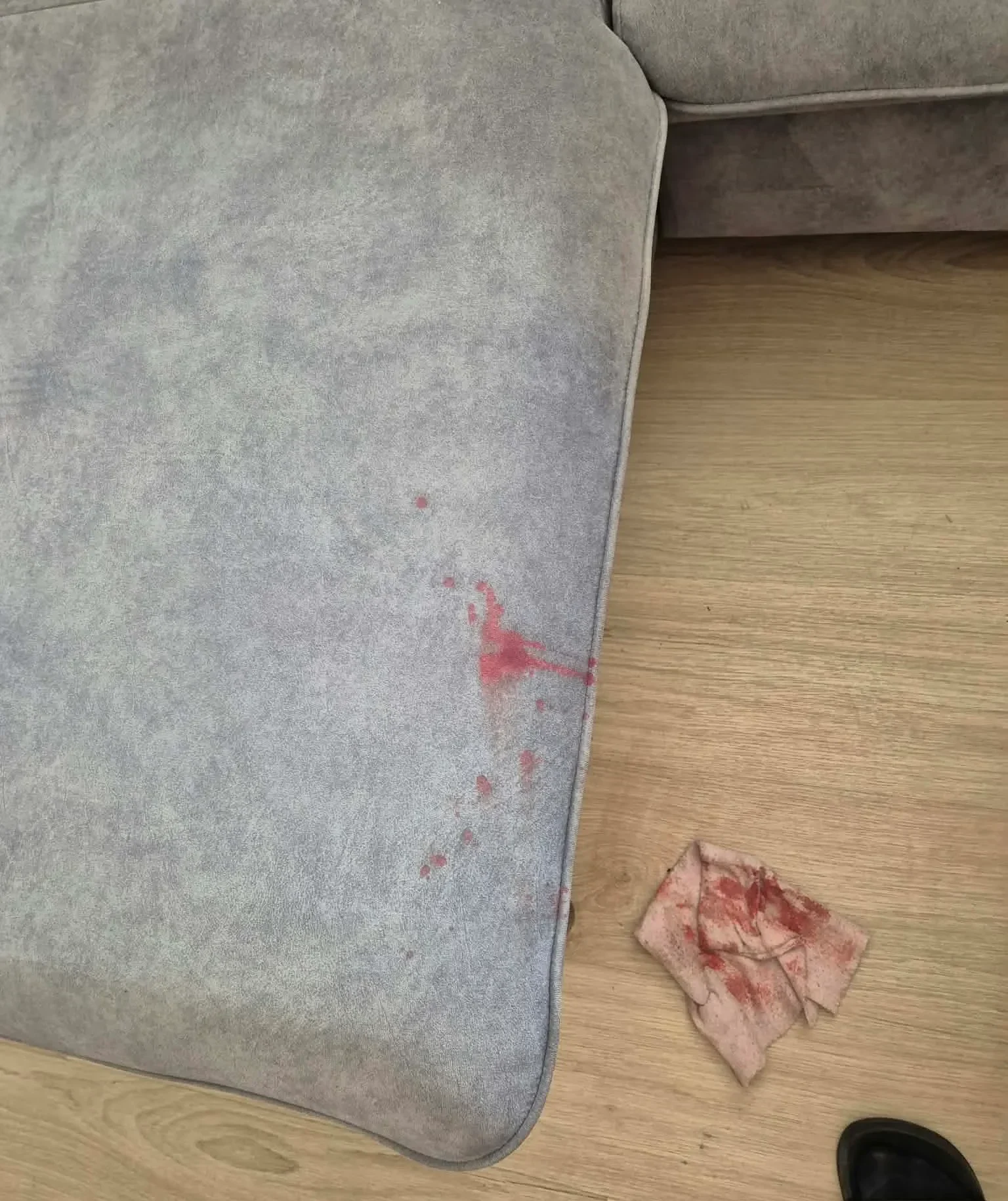 Krev na čalounění sedačky před profesionálním čištěním