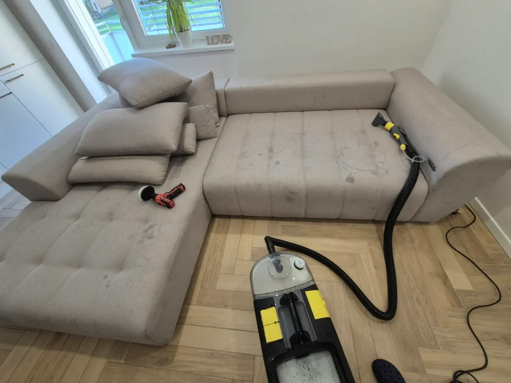 Znečištěná sedačka před tepováním v Pardubicích