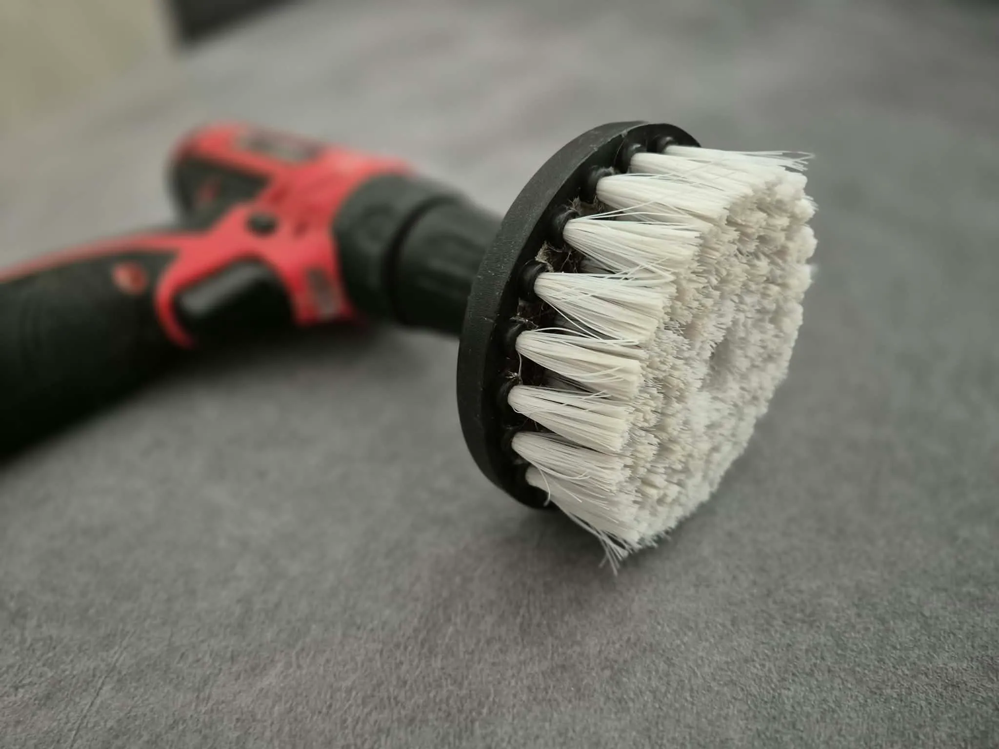 Kartáčový nástavec na aku vrtačku pro mechanické čištění sedaček