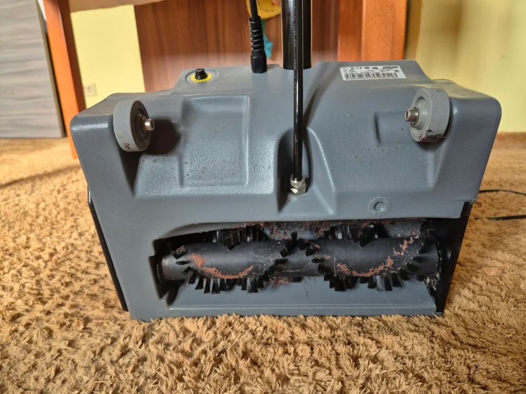 Detail rotačního válcového kartáče Kärcher PW 30/1 pro mechanické čištění koberců